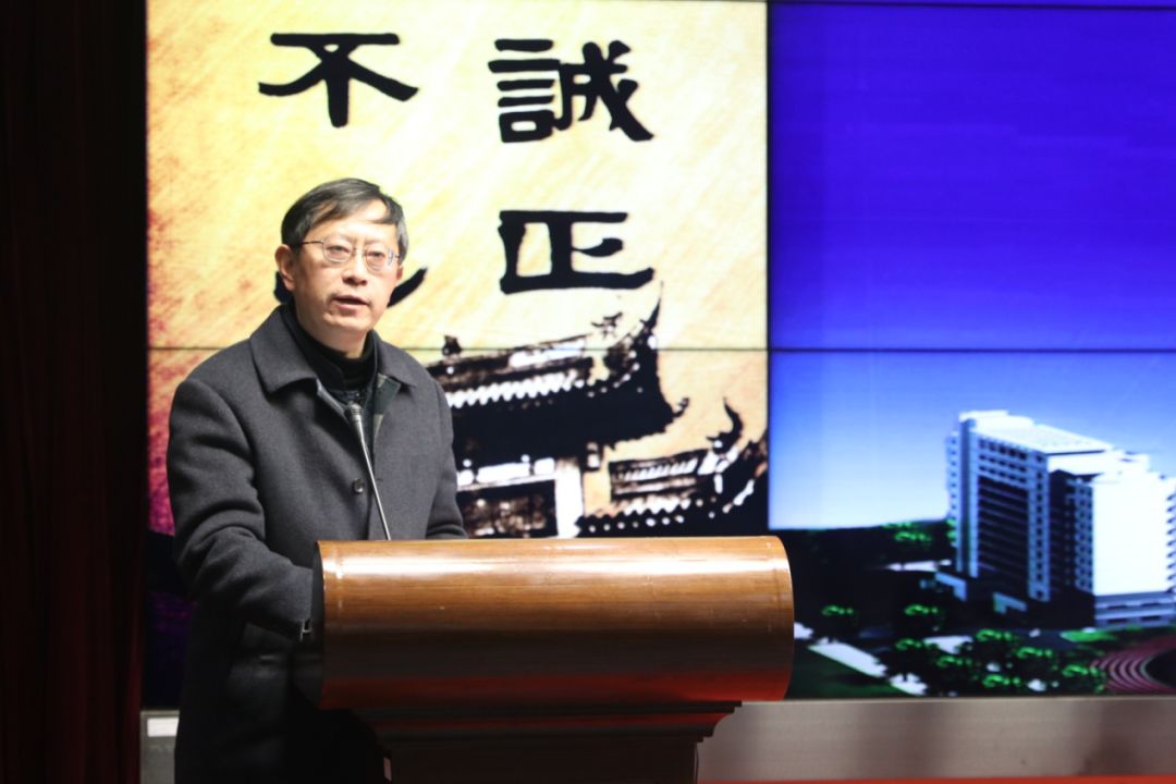 校长点评       最后,华东师大一附中陆磐良校长对发言进行了点评和